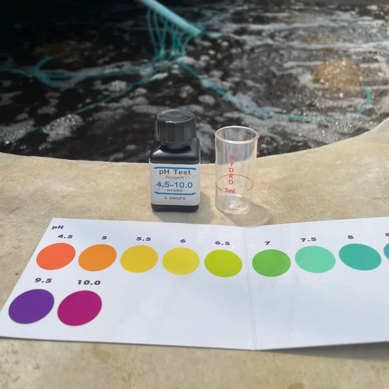 ชุดวัดค่า pH พร้อมแผ่นเทียบสีวางอยู่ริมบ่อเลี้ยง
